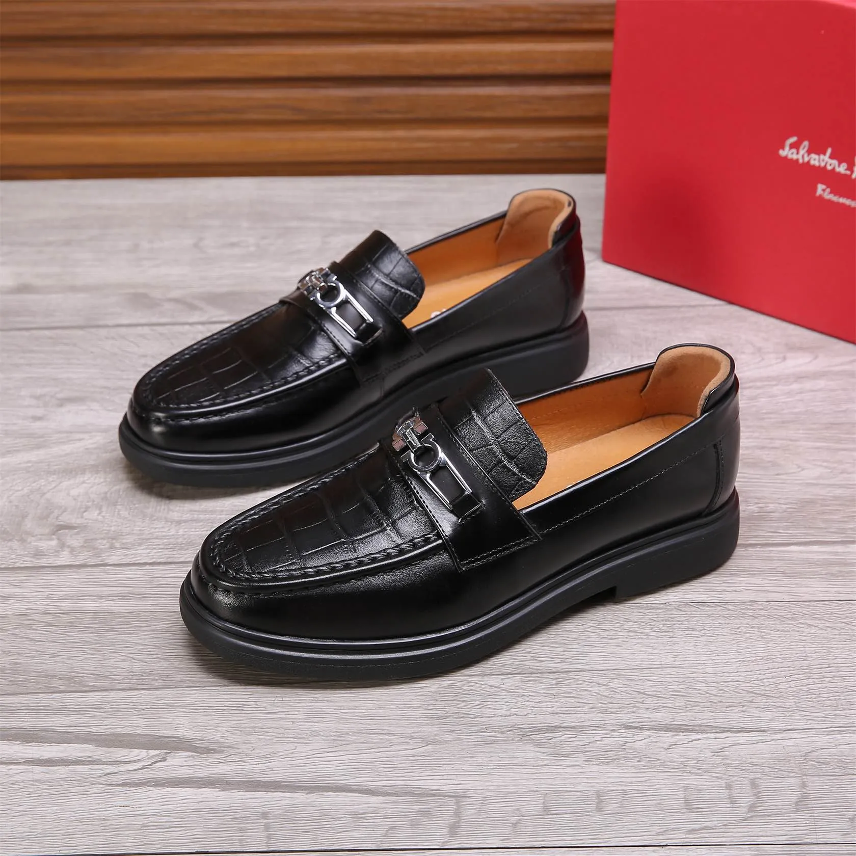 Men's shoes 💰460 🕷🕷🐂【Ferragamo】Ferragamo Popular fashionable casual shoes🇨🇳Official website counter 1:1 production, original mold opening💯Good quality visible, imported high-end first-layer waxed calfskin, water-dyed🐂leather lining🌿very clear texture, high-quality waterproof, non-slip and wear-resistant outsole🎋high quality and low price, truly handmade🍓Black optional! Code number 38-44 (45-46 customized)......